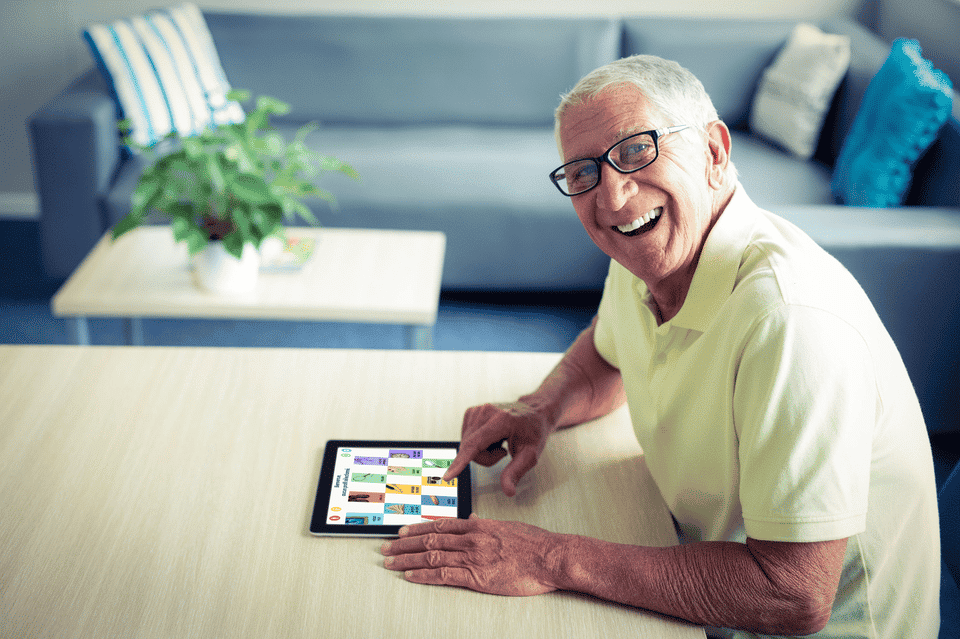 Senior Using App, DYNSEO