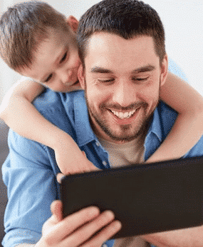 Imagem de uma idosa fazendo exercícios de estimulação cognitiva para melhorar a memória e prevenir o Alzheimer