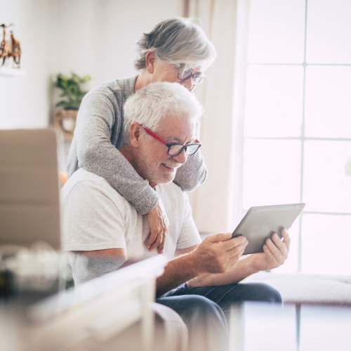 jeux de memoire sur tablette avec une personne alzheimer