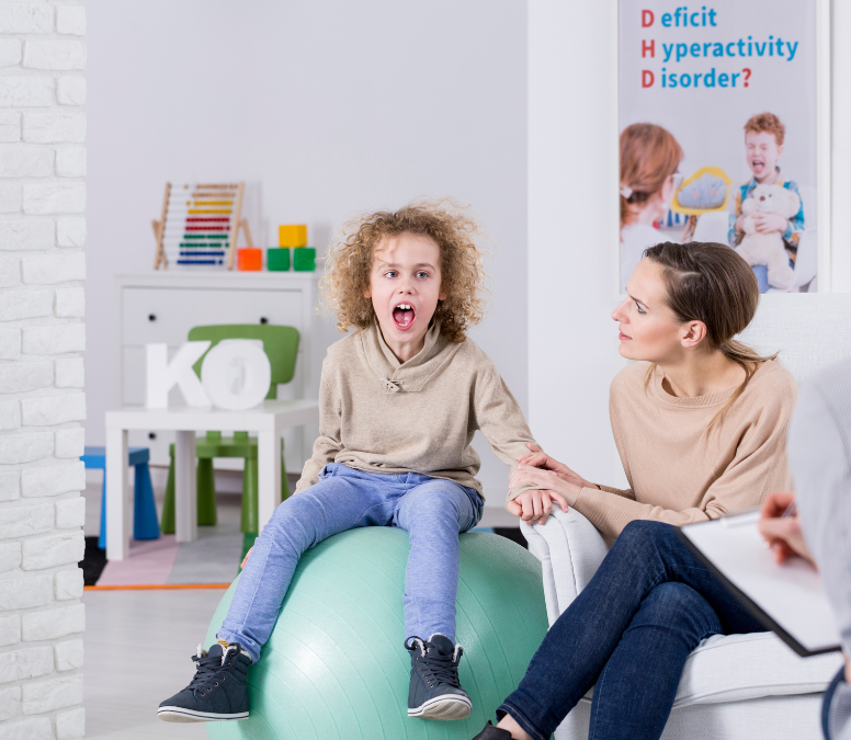 Imagem de idosos praticando exercícios cognitivos divertidos e desafiadores para manter a mente ativa e saudável