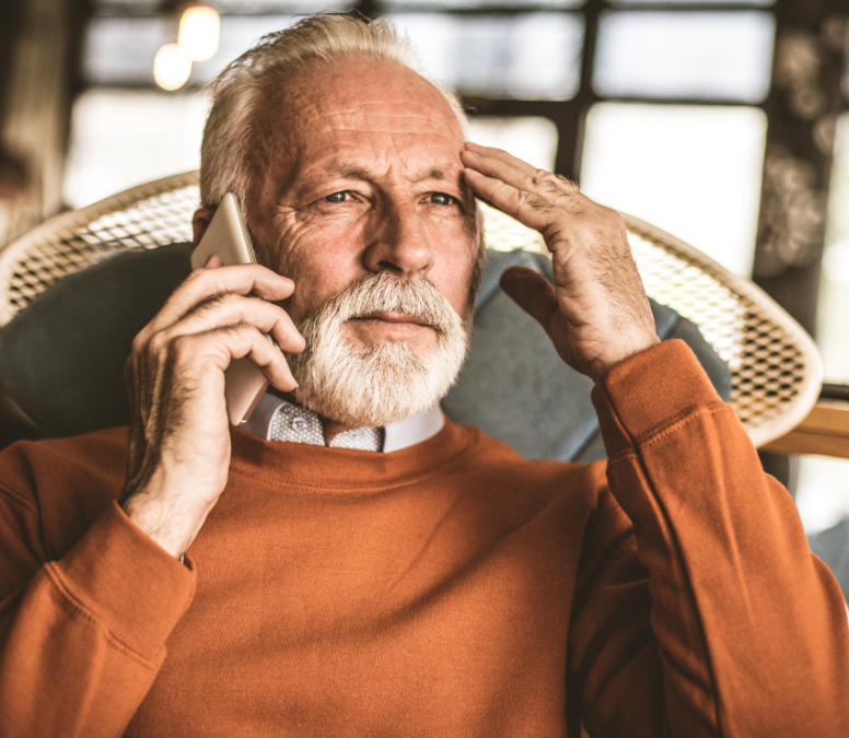 Foto van een senior die hersenen oefeningen doet op een tablet. Stimuleer uw geestelijke fitheid met deze cognitieve training.