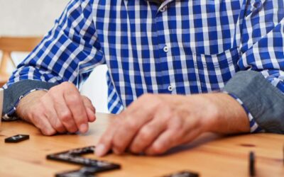 Collaboration Between Caregivers and Families Around Games to Support People with Alzheimer’s