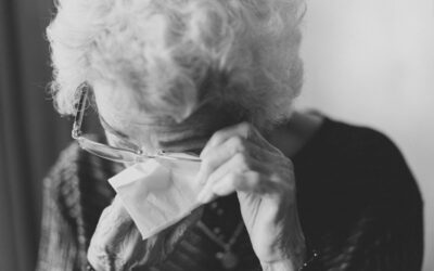 Organiser une séance de jeu pour une personne atteinte d’Alzheimer : Astuces et meilleures pratiques.