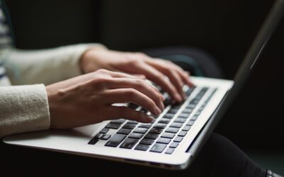 Initier Mamie au Blogging : Partager Expériences et Histoires en Ligne.