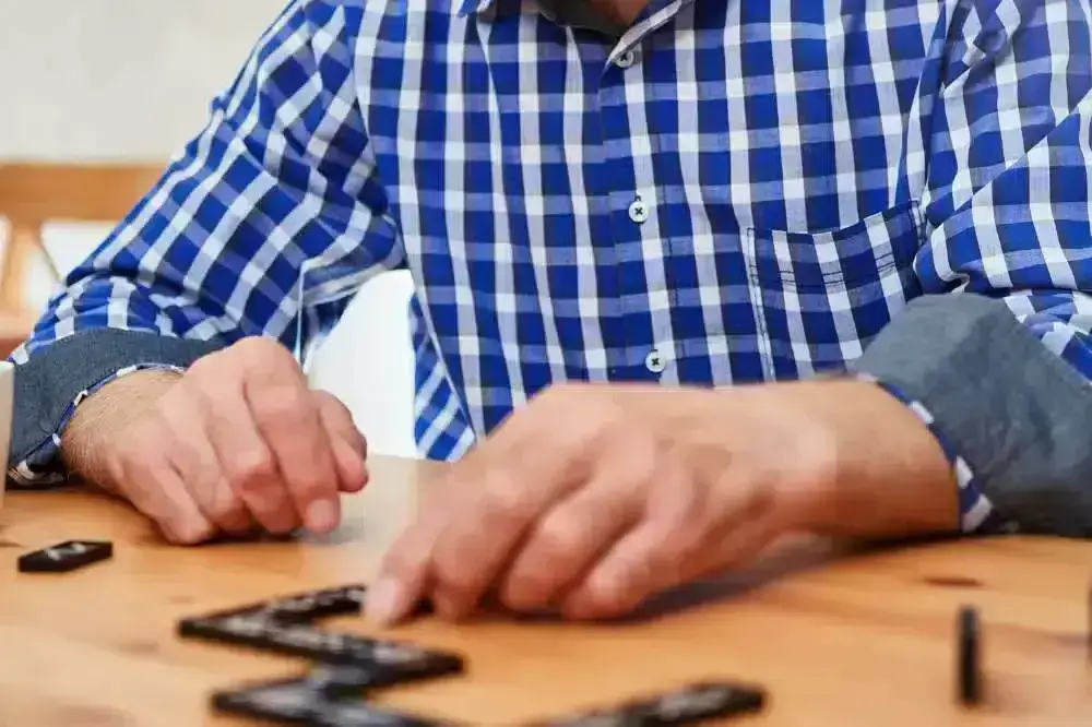 Immagine di una persona che svolge esercizi di allenamento cerebrale per mantenere la mente attiva e in salute