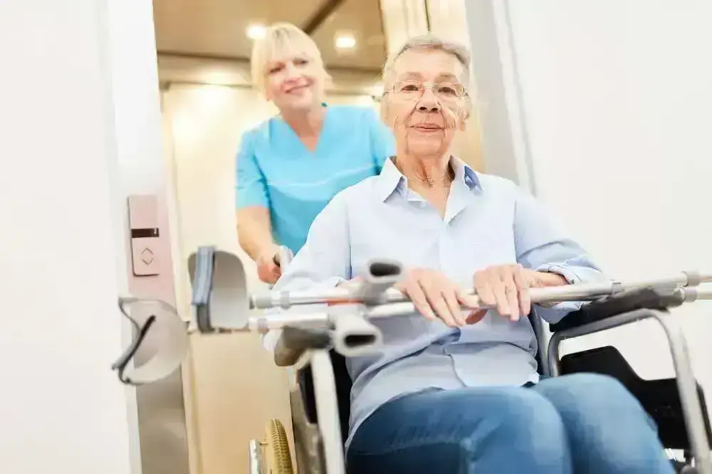 Immagine di anziani che si divertono a giocare a stimolanti giochi cognitivi per prevenire l'Alzheimer e mantenere una buona memoria
