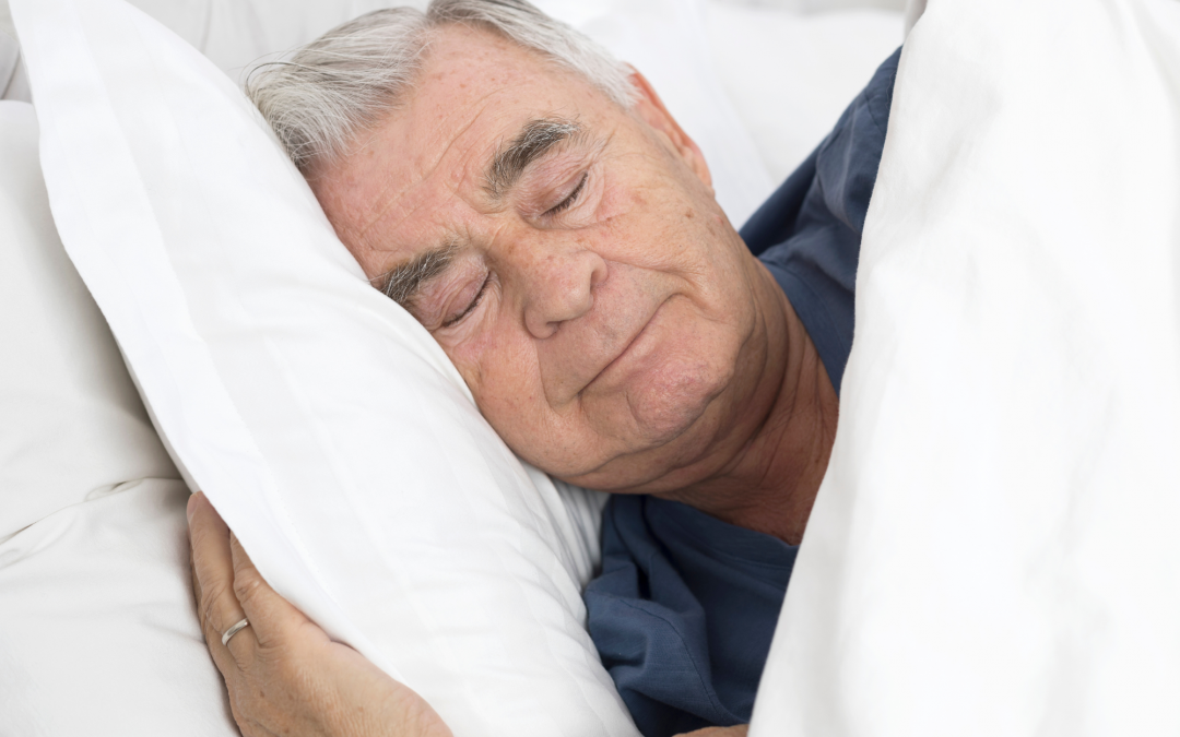 Idoso usando um tablet com o aplicativo DYNSEO para estimulação da memória e prevenção do Alzheimer