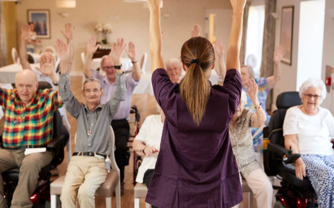 Imagem de crianças brincando com jogos estimulantes que ajudam no desenvolvimento da leitura e escrita