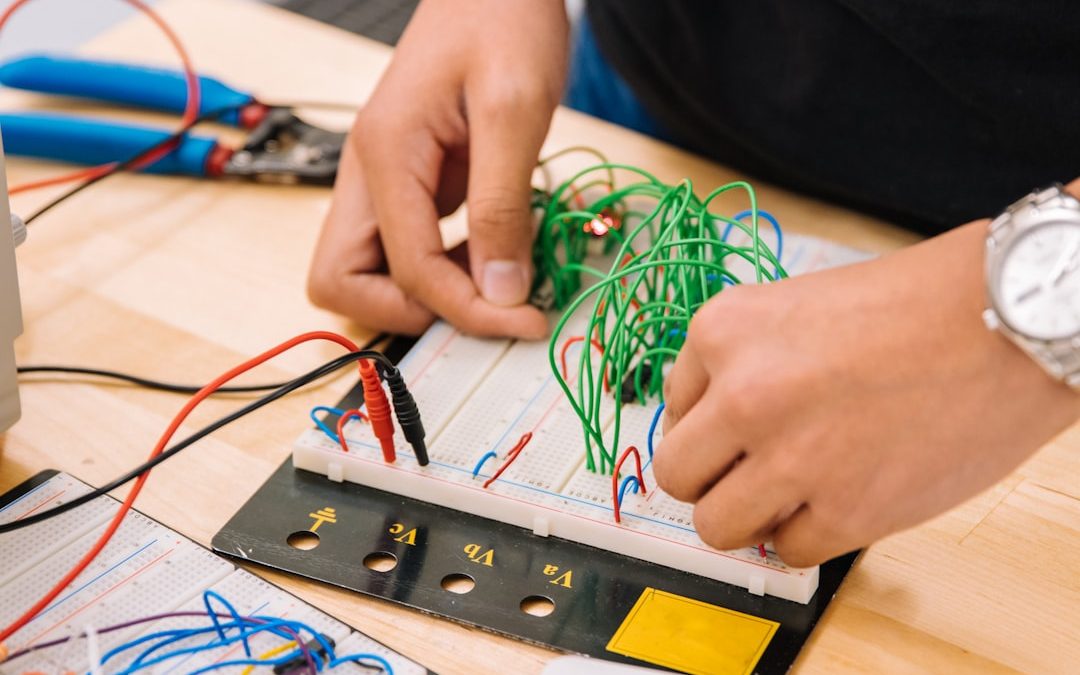 Gros plan sur une tablette tactile dans les mains d'un senior, avec un écran affichant une application de stimulation cognitive pour les personnes âgées souffrant de la maladie d'Alzheimer