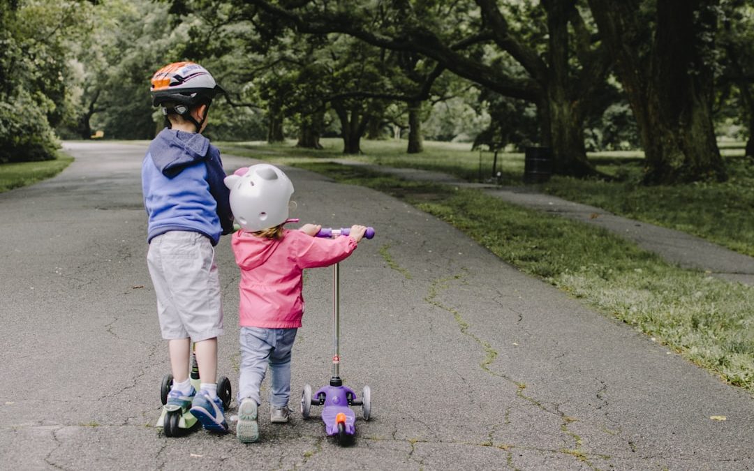 Illustration d'un senior s'amusant à résoudre un casse-tête, stimulant ainsi sa mémoire de manière divertissante.
