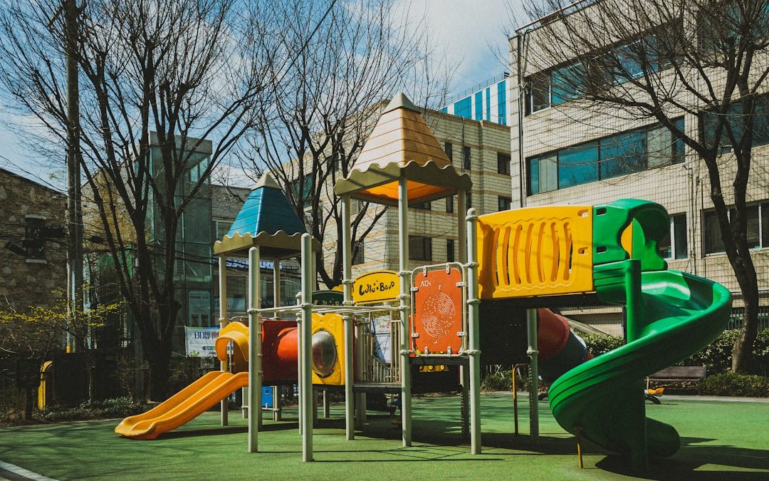 Image d'un aîné concentré effectuant des exercices cognitifs sur une tablette numérique