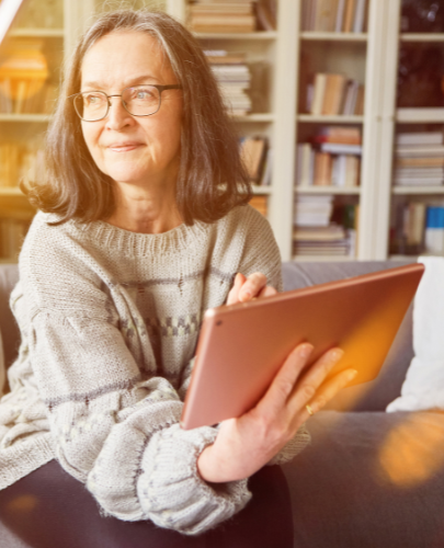 Afbeelding van een senior die bezig is met een stimulerende activiteit om het geheugen te verbeteren