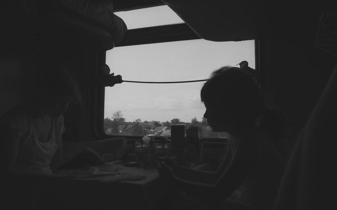 Illustration de personnes âgées jouant à des jeux stimulants pour la mémoire et les fonctions cognitives