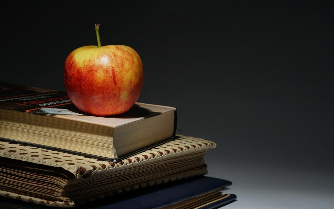 Illustration d'enfants joyeux utilisant une application éducative et interactive sur leur tablette.