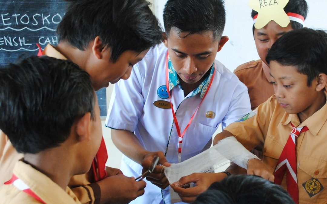 Personne âgée concentrée sur un exercice stimulant sa mémoire sur une tablette numérique