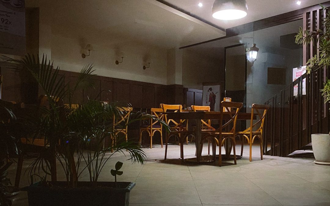 Enfant jouant à un jeu éducatif conçu pour stimuler les compétences liées aux troubles dys comme la dyslexie ou la dyspraxie.