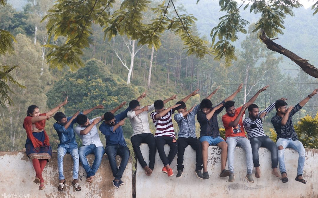 Deux personnes âgées s'amusant ensemble avec des jeux de stimulation cognitive