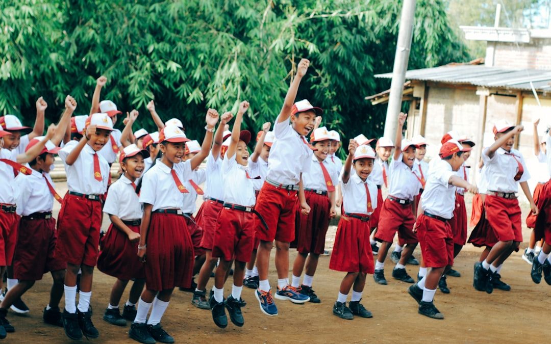 Une femme âgée concentrée sur un exercice stimulant sa mémoire et ses fonctions cognitives