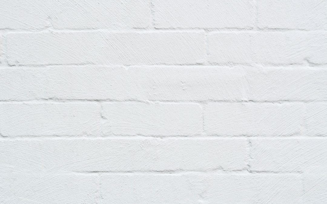 Illustration d'une personne âgée utilisant une application d'entraînement cérébral sur une tablette