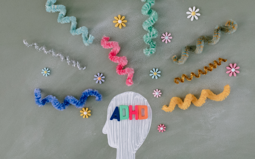 Enfant jouant à des jeux éducatifs et amusants, conçus pour améliorer les compétences des enfants autistes