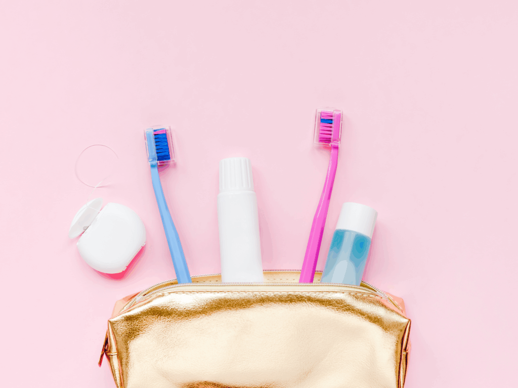 Gros plan sur une tablette tactile utilisée comme support éducatif pour un enfant atteint d'autisme, favorisant son développement et son indépendance