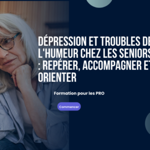 Gros plan d'une tablette tactile entre les mains d'un senior atteint de la maladie d'Alzheimer, symbole d'un outil technologique facilitant la stimulation cognitive