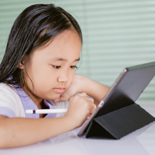 Schüler beim interaktiven digitalen Lernen mit visuellen Elementen
