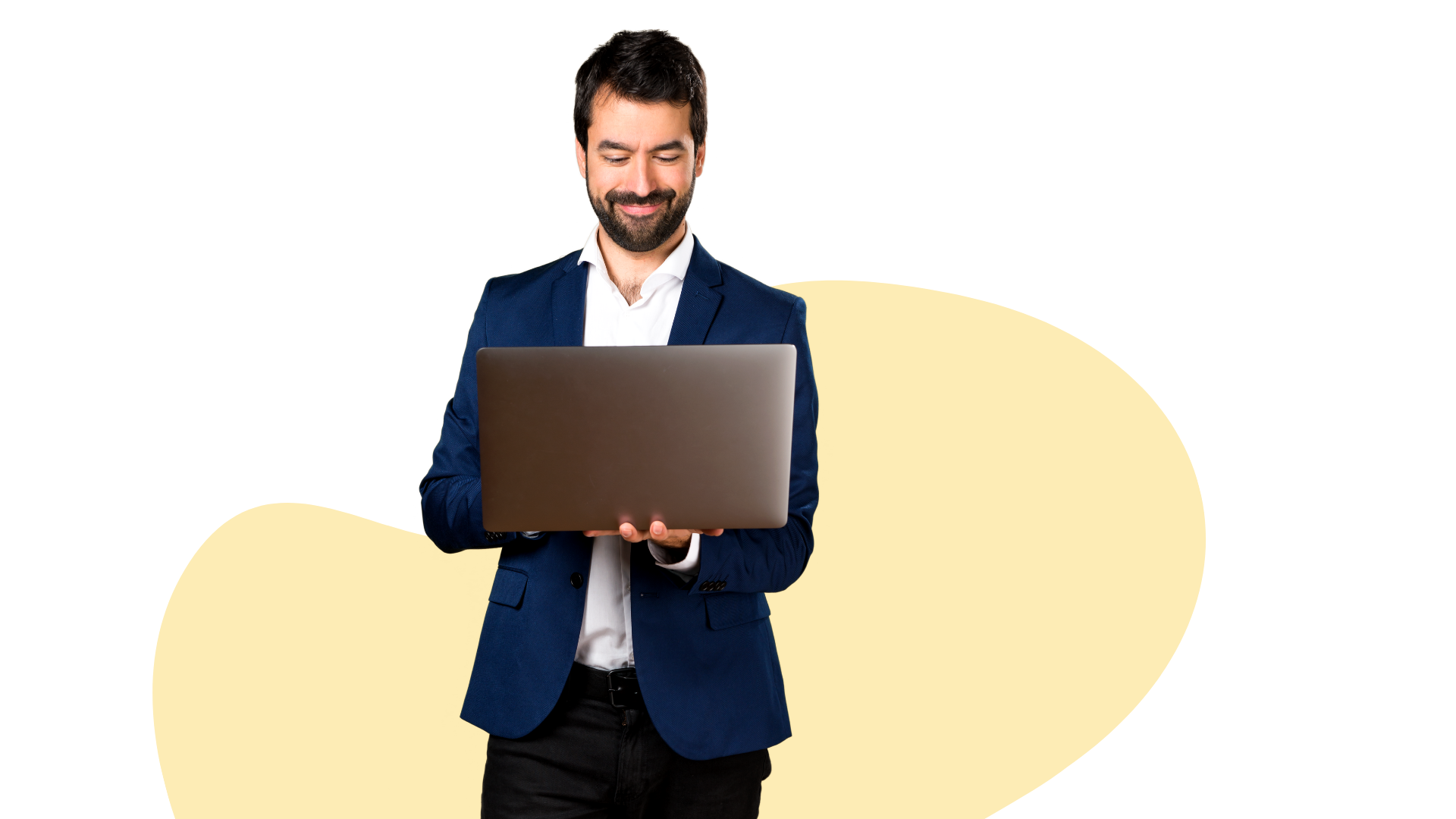 Un collaborateur sourit en consultant sa plateforme personnalisée sur son ordinateur portable